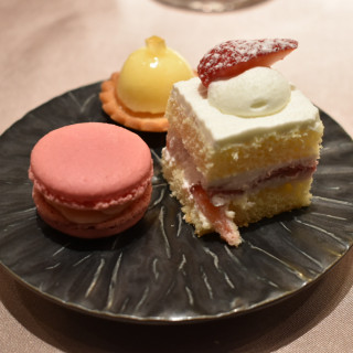 小菓子。SATSUKIやピエールエルメから選択できます。