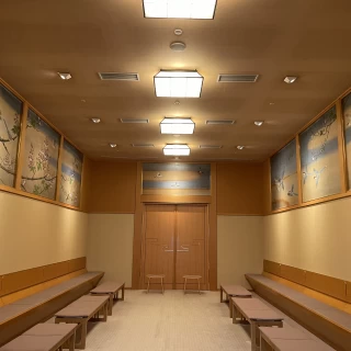 おうみ殿の前室。扉を開けたら本番。ここで親族紹介します！