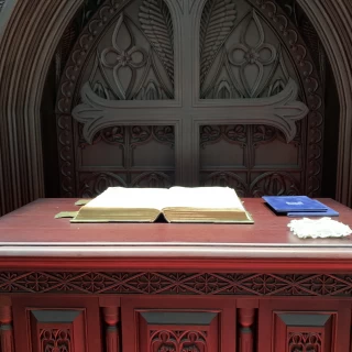 神父さんはこちらに立って聖書を読み上げます。