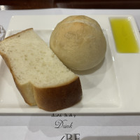 オリーブオイルで食べるパンでした！