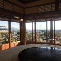 窓からの景色。鎌倉と由比ヶ浜を眺めることができます。