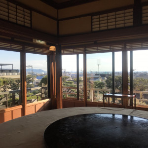 窓からの景色。鎌倉と由比ヶ浜を眺めることができます。|576229さんの華正樓 鎌倉店の写真(1170918)