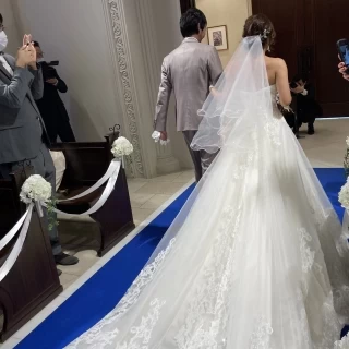 長いドレスが映えるバージンロード