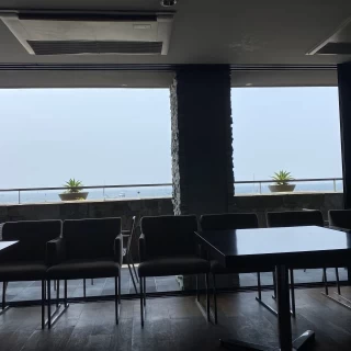 建物に入るとすぐに非日常感
