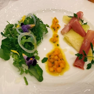 生ハムとフルーツ季節のサラダ添えパパイヤソース