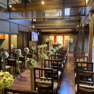 和モダンな挙式会場で天井が高いです。
