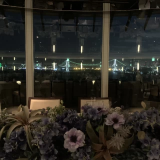 夜の披露宴会場です。高砂席の向こう側にレインボーブリッジが。