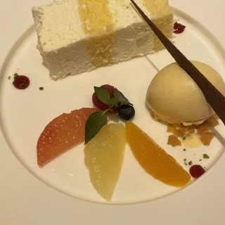 季節のフルーツやアイス、ケーキが一皿になっていました。