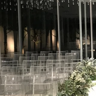 チャペルの椅子は透明で空間を広く感じさせてくれます。