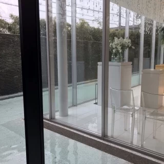 曇りの日も青みがかかった雰囲気があり楽しめます。