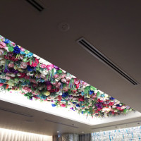クリスタルと天井の花