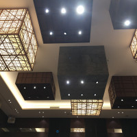天井のデザインが特徴的です。