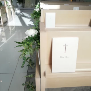 椅子は硬めの木でできています