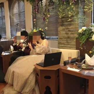 ソファ席とバックにフラワーカーテンをしてもらいました！