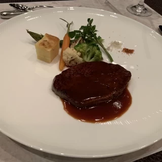 シェフが目の前で鉄板で焼いてくださいました