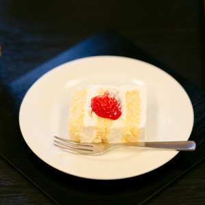 プロカメラマン撮影写真。
ウェディングケーキをゲストへ。|576691さんの三渓園 鶴翔閣（横浜市指定有形文化財）の写真(1137862)
