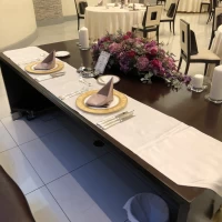 披露宴会場の新郎新婦席