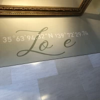 足でVの字をつくって写真を撮るとLOVEになるカーペット