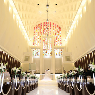 暖色のステンドグラスと木の温もりが印象的な大聖堂。