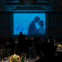 大きなスクリーンで上映したプロフィールムービー