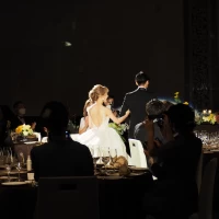 ボリュームのあるドレスでも歩きやすい広さのある会場