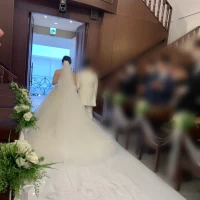 後ろが長いドレスでも映えます