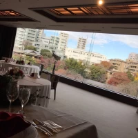 窓がついてる披露宴会場