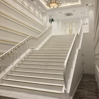 フラワーシャワーはチャペルの反対側の部屋で、室内で行います。