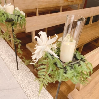シンプルでありながら上品なチャペル装花
