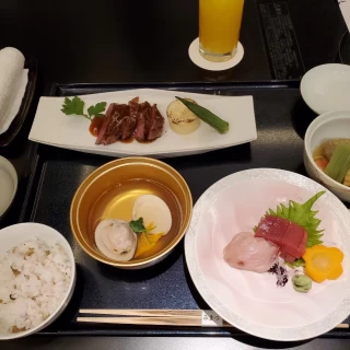 万人受けします
