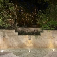 小さい庭つきです。池もあるので写真映えします。