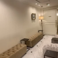ゲストがウェルカムドリンクを飲みながら待つラウンジ兼ロビー