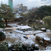 雪景色をした日本庭園