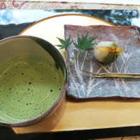 和の試食コースのデザートにはお抹茶と和菓子をいただきました。