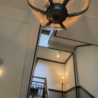 階段の照明にもこだわりが！