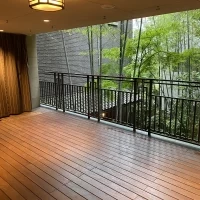 2階のベランダから見える中庭。2階からの方が緑が多め。