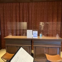 受付。パーテーションあり。