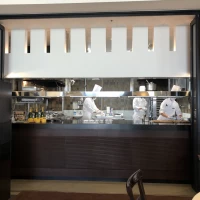 会場からみたキッチン