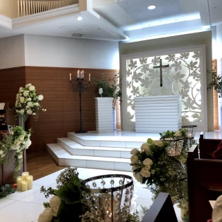 白を基調とした木のぬくもりのあるチャペル
