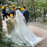 庭園には結婚式参列者以外の方も多く訪れています