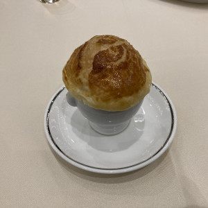 サクサクのパイの中にクリームスープが入っていました|577574さんの成田ビューホテル（営業終了）の写真(1348962)