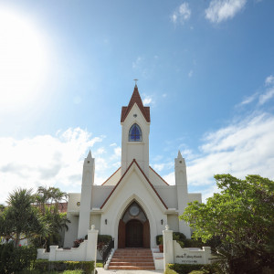 クラシカルな外観の教会です|577574さんのホテル日航アリビラ ヨミタンリゾート沖縄の写真(1144238)