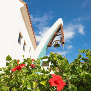 教会の前には沖縄らしいハイビスカスが植えられています|577574さんのホテル日航アリビラ ヨミタンリゾート沖縄の写真(1144237)