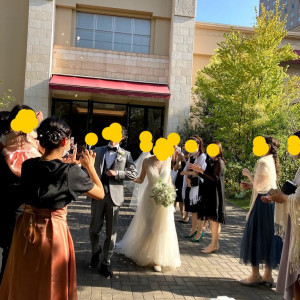 結婚式後はガーデンに出て、フラワーシャワーを行いました|577574さんのラソールガーデン大阪（営業終了）の写真(1329839)