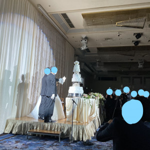 ウェルカムスピーチ後すぐにケーキ入刀が行われました|577574さんの成田ビューホテル（営業終了）の写真(1348969)