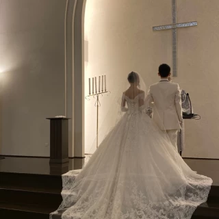 チャペルの祭壇では、ドレスのトレンが良く映えます。
