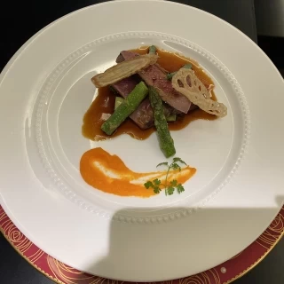 ステーキです。料理は全て普通でした。美味しくもな不味くもなく