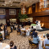 会場にピアノがあり歓談中や手紙のシーンで生演奏してくれました