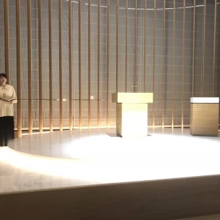 最初はカーテンを閉める演出でした