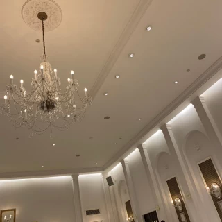 天井が高く、シャンデリアが映えます。